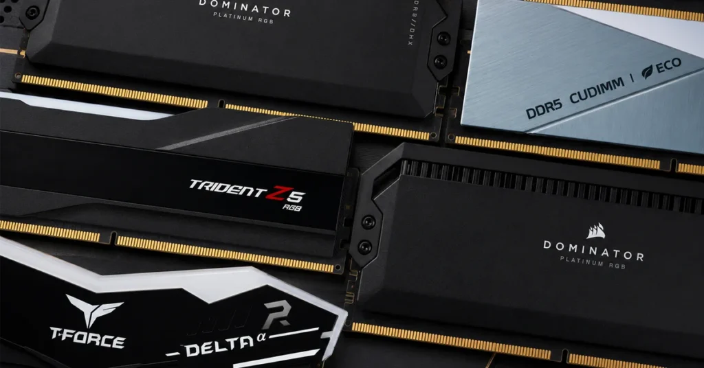 Módulos de memoria DRAM, incluyendo marcas como Dominator y Trident Z, que ilustran la escasez de memoria y sus precios.