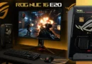 Mini PC ROG NUC 16 E20 junto a un monitor, mostrando un videojuego en acción; colores oscuros y detalles dorados en el diseño.