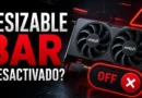 Tarjeta gráfica AMD con texto que indica "Resizable BAR ¿Desactivado?" y símbolo de advertencia en fondo oscuro.