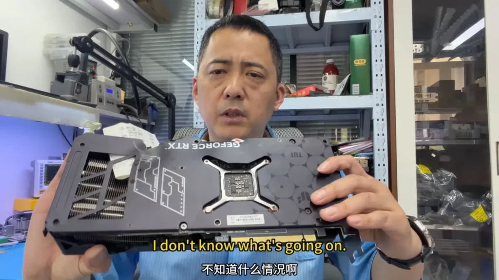 GeForce RTX 4070 Super en manos de un hombre, mostrando su resistencia tras un martillazo, enfatizando la durabilidad de sus componentes.
