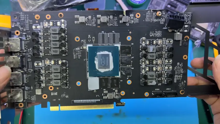 Placa gráfica RTX 4070 SUPER mostrando componentes internos tras una prueba de resistencia con un martillo.