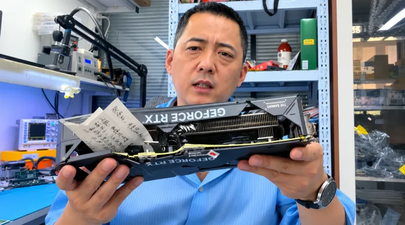 RTX 4070 SUPER en manos de un técnico, mostrando daños tras un martillazo, evidencia de la resistencia de sus componentes.