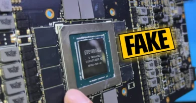 Núcleo de una tarjeta gráfica NVIDIA RTX 4090 con la etiqueta "FAKE" resaltada, evidenciando un posible fraude en componentes.
