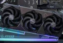 Tarjeta gráfica MSI GeForce RTX 5080 SUPRIM DRACO EPIC, con tres ventiladores negros y diseño elegante, presentada en un soporte iluminado.