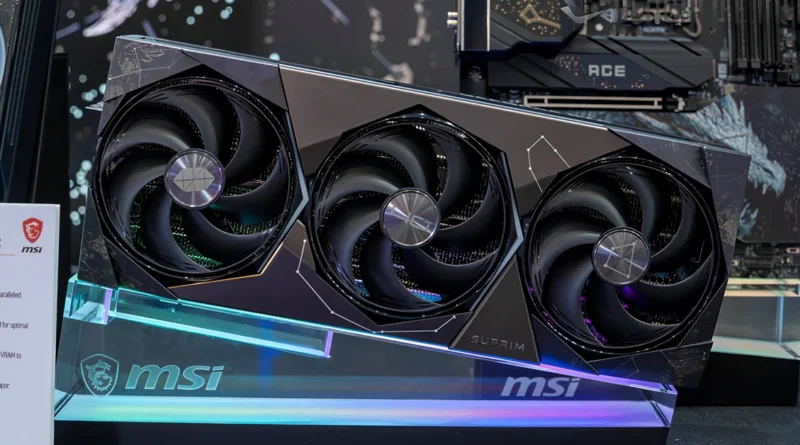 Tarjeta gráfica MSI GeForce RTX 5080 SUPRIM DRACO EPIC, con tres ventiladores negros y diseño elegante, presentada en un soporte iluminado.