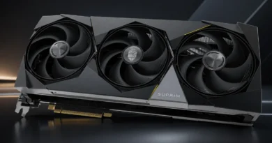Tarjeta gráfica con diseño elegante en tonos negro y gris, equipada con tres ventiladores de alto rendimiento y el logo "SUPRIM".