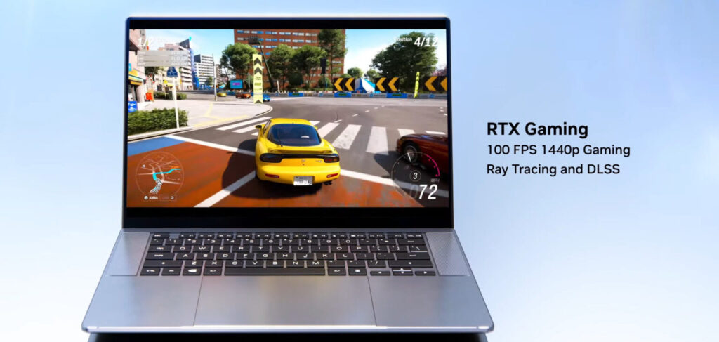 Portátil mostrando un juego de conducción con un coche amarillo y detalles en movimiento, resaltando 100 FPS y características RTX.