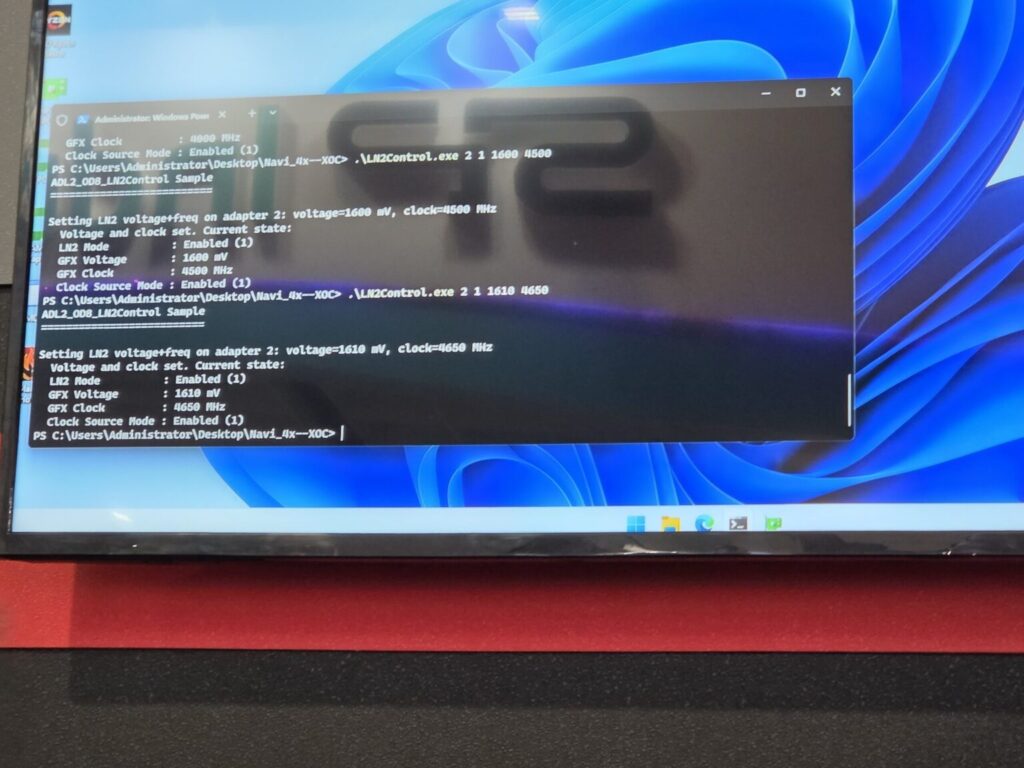 Ventana de terminal de Windows mostrando configuración de hardware gráfico, con texto negro sobre fondo claro y un escritorio azul de fondo.
