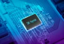 Chip de memoria SK hynix sobre un fondo de circuito digital azul y púrpura, destacando sus conexiones y detalles tecnológicos.