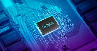 Chip de memoria SK hynix sobre un fondo de circuito digital azul y púrpura, destacando sus conexiones y detalles tecnológicos.