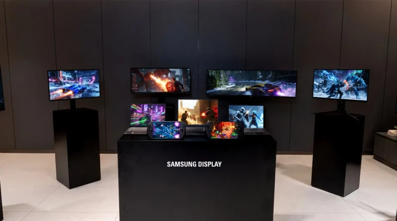 Varias pantallas de Samsung Display muestran contenido vibrante en un entorno minimalista con colores oscuros y una mesa central.