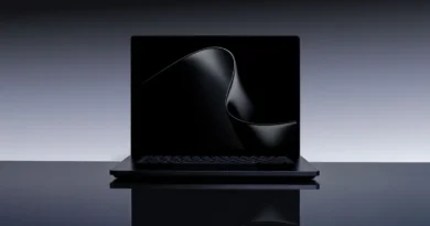 Portátil negro con pantalla oscura y suave curva en el fondo, sobre una superficie reflejante, en un entorno minimalista.