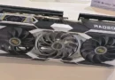 Tarjeta gráfica Radeon RX 9070 XT Taichi con diseño en negro y plateado, tres ventiladores visibles y detalles en amarillo.
