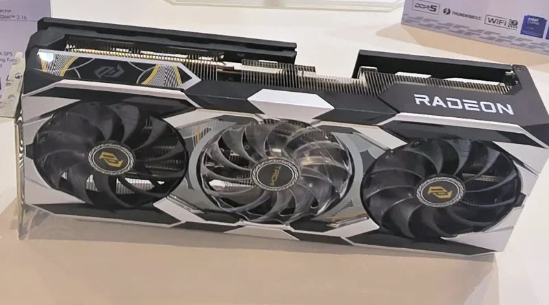 Tarjeta gráfica Radeon RX 9070 XT Taichi con diseño en negro y plateado, tres ventiladores visibles y detalles en amarillo.
