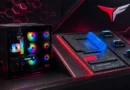 Configuración de hardware con un gabinete negro y ventiladores RGB, acompañado de un panel de control iluminado con colores vibrantes.