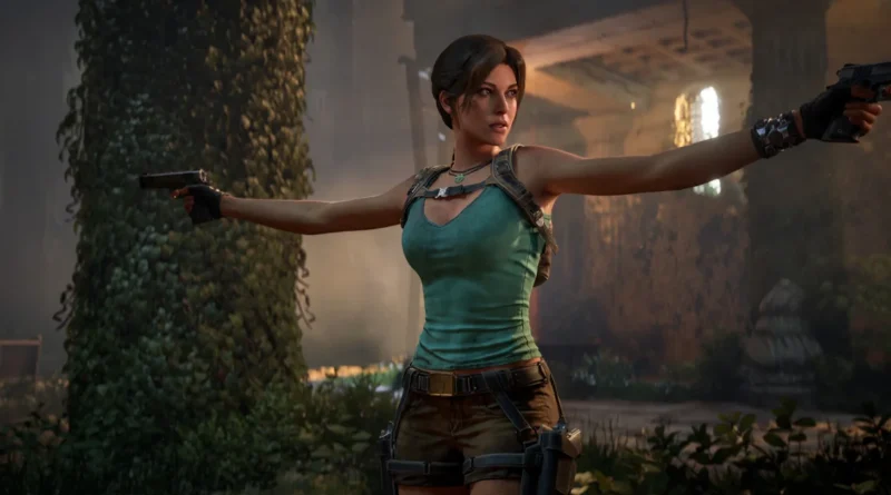 Lara Croft con dos pistolas, vestida con camiseta verde y pantalones cortos, en un entorno oscuro y misterioso lleno de vegetación.