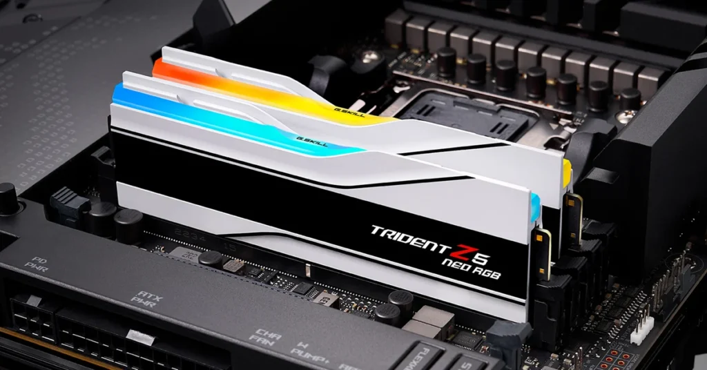 Módulos de RAM DDR5 Trident Z5 Neo RGB en una placa base negra, con disipadores de colores brillantes en la parte superior.