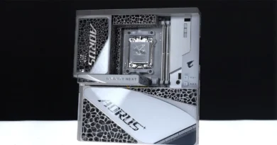 Placa base AORUS X870E con diseño espacial en blanco y negro, resaltando elementos de refrigeración y tecnología avanzada.