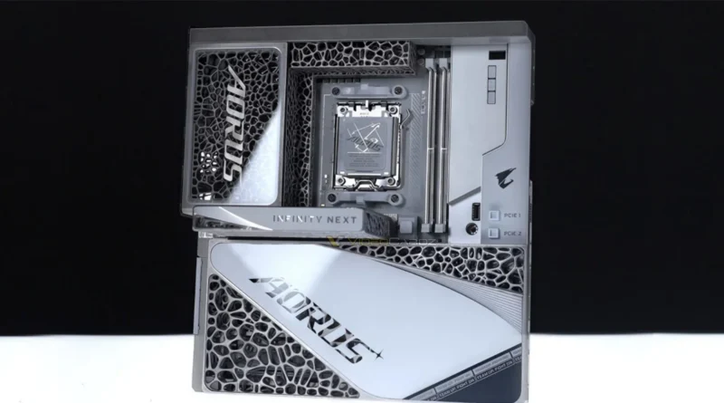Placa base AORUS X870E con diseño espacial en blanco y negro, resaltando elementos de refrigeración y tecnología avanzada.
