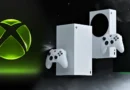 Consolas Xbox Series X y Series S en colores negro y blanco, con controladores, destacando el logo de Xbox.