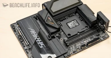 Placa base AORUS con triple conector EPS, diseñada en negro y plata, mostrando un socket central y ranuras para memoria.