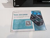 Folleto de presentación con texto sobre tecnología de pantallas curvas, fondo blanco, detalles en azul y un código QR.