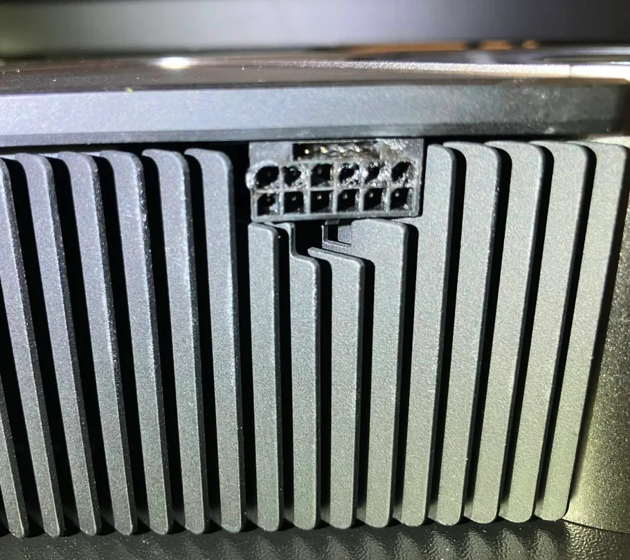 Conector de alimentación de una tarjeta gráfica, mostrando detalles de diseño y diseño de refrigeración.