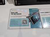 Panel informativo con fondo blanco, texto en azul y negro sobre tecnología de pantallas grandes, incluye un código QR.