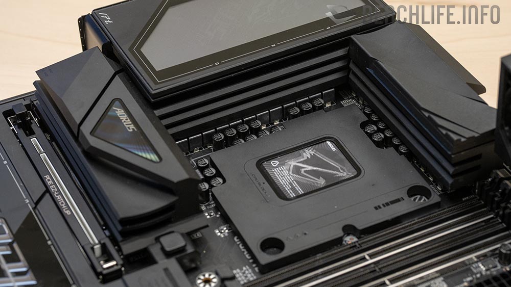 Placa base negra con múltiples conectores EPS, disipadores prominentes y zócalo para CPU en el centro, diseñada para alto rendimiento.