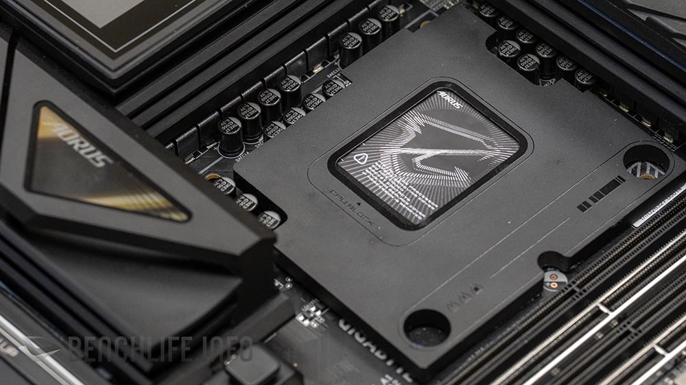 Placa base de Gigabyte con triple conector EPS, destacando un diseño en negro y plata y un socket central con detalles geométricos.