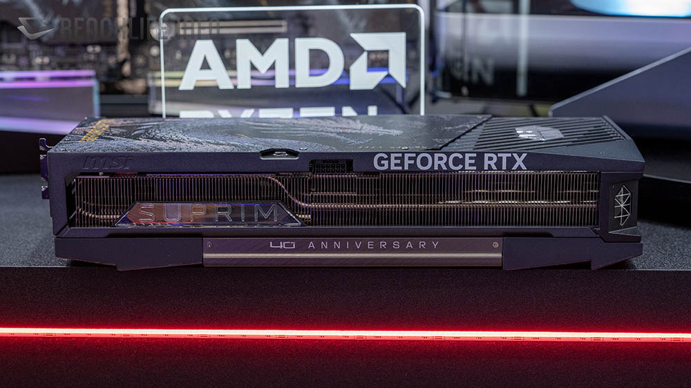Tarjeta gráfica GeForce RTX 40 Aniversario con diseño en tonos oscuros y detalles plateados, presentada en un fondo iluminado.