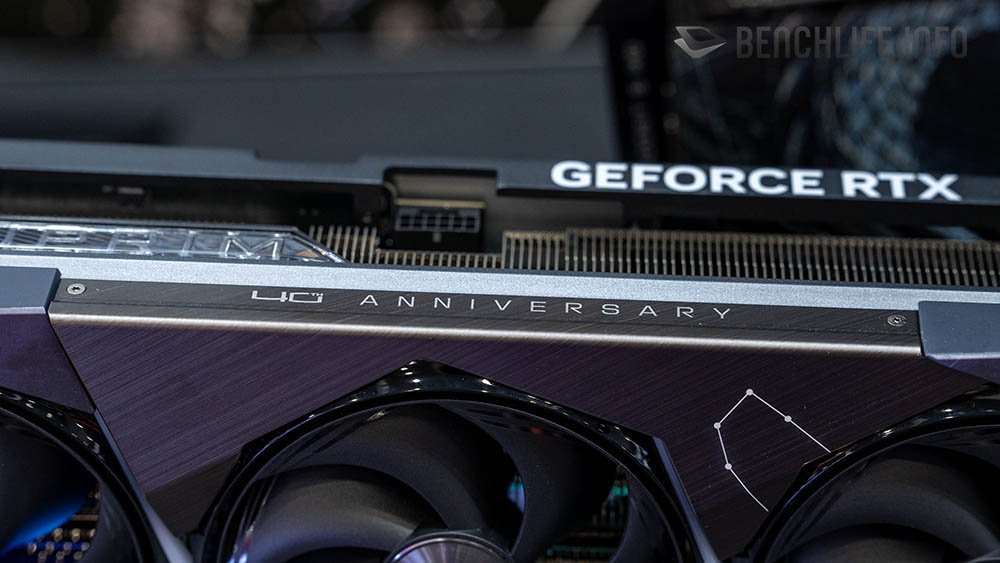 Tarjeta gráfica GeForce RTX con un diseño elegante en tonos gris y negro, destacando el logo "40th Anniversary" en el borde.