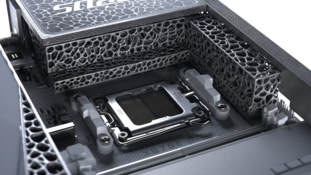 Cooler de diseño innovador con estructura de malla, colocado sobre un zócalo de CPU en una placa base, tonos plateados y grises.