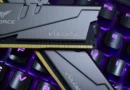 Módulos de memoria DDR4 T-Force Vulcan Z sobre un teclado retroiluminado, reflejando la escasez y aumento de costos en tecnología.