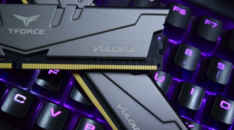 Módulos de memoria DDR4 T-Force Vulcan Z sobre un teclado retroiluminado, reflejando la escasez y aumento de costos en tecnología.