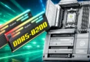 Memorias RAM DDR5-8200 de KingBook junto a una placa base AMD, mostrando características destacadas para gaming.