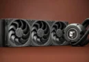 Refrigerador líquido NL-LC1 de Noctua en color negro, con tres ventiladores y un bloque de agua sobre fondo marrón.
