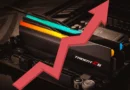 Memoria RAM Trident Z5 con gráfico ascendente, representando el aumento en precios de DRAM según UBS.