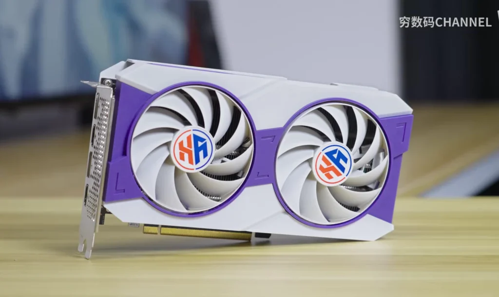 Tarjeta gráfica Frankenstein RTX 4080M con diseño en blanco y púrpura, ideal para juegos y rendimiento energético.