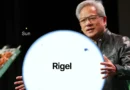 Jensen Huang presenta el núcleo Rigel de NVIDIA junto a una representación del Sol en un evento tecnológico.