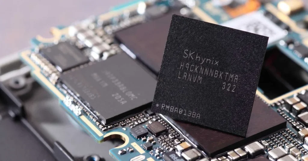 Chip de DRAM de Sk hynix en una placa base, destacando el posible descenso del suministro de DRAM en 2027.