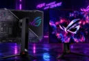 Monitor ROG Swift OLED Tandem RGB de ASUS, destacado en un entorno futurista con iluminación neón, diseñado para gamers.