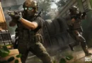Dos soldados en uniforme táctico de Call of Duty: Modern Warfare, armados y en posición de combate en un entorno urbano.
