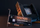 SPATIUM PHISON PS5026-E26, un controlador de almacenamiento avanzado con rendimiento mejorado, frente a una placa base de MSI.