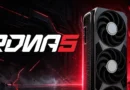 Tarjeta gráfica RDNA 5 de AMD con diseño moderno y ventiladores, fondo oscuro con luces rojas.