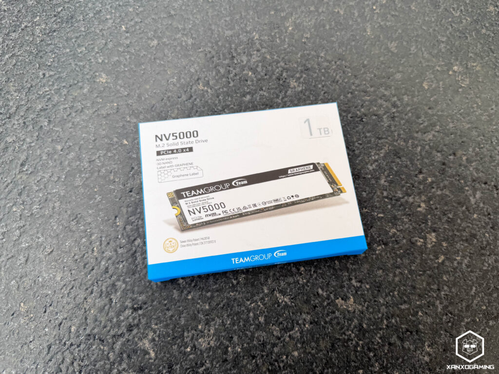 Unidad SSD NV5000 de 1 TB de TEAMGROUP, presentada en su caja sobre un fondo negro. Ideal para mejorar el rendimiento en gaming.